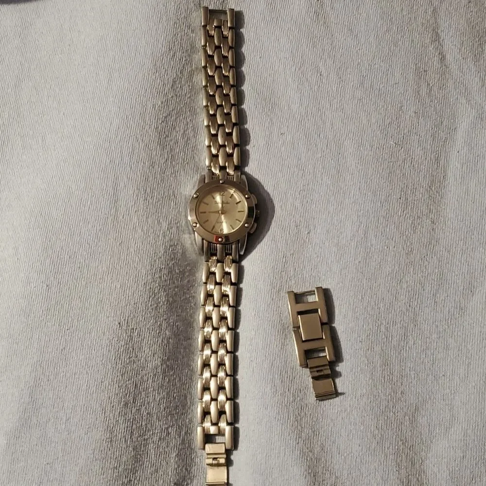 Delta Burke‎ Watch Women Silver Tone Round Studded Bezel New Battery 8½